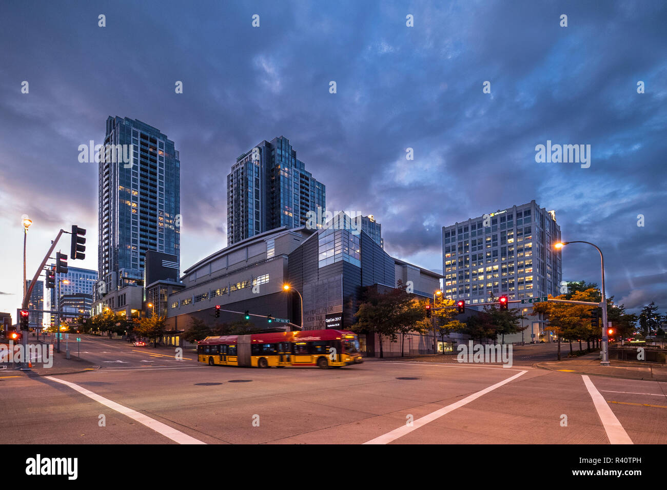 Bellevue, Washington State. : Meydenbauer Center und die Skyline in der Dämmerung. (Redaktionelle nur verwenden) Stockfoto