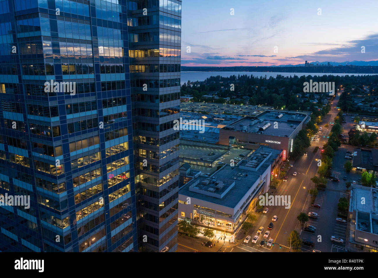 USA, Washington State, Bellevue. Bürogebäude und Bellevue Square Shopping Mall in der Abenddämmerung. Stockfoto