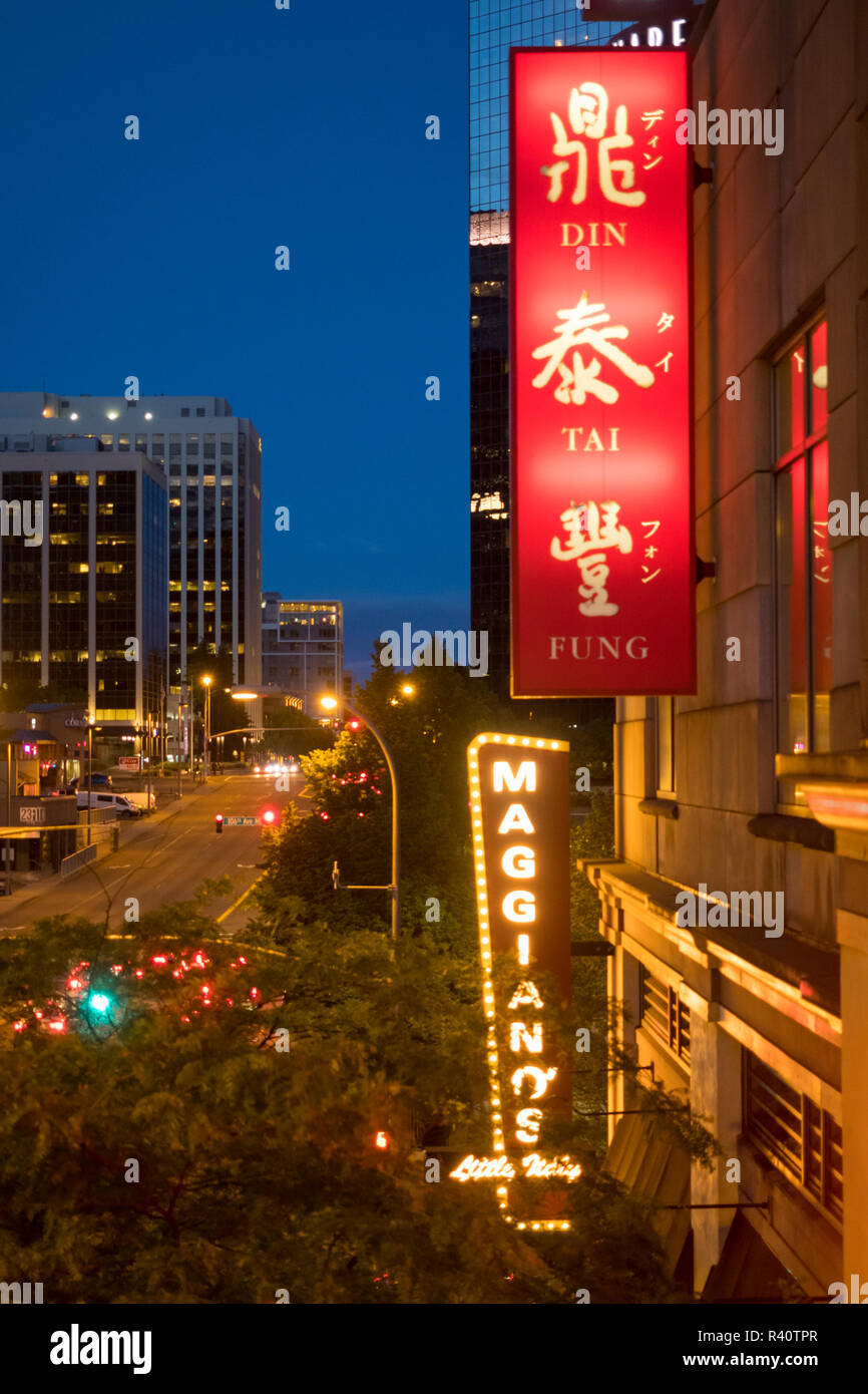 USA, Washington State, Bellevue. Asiatische und Italienische Restaurant Zeichen in der Innenstadt. (Redaktionelle nur verwenden) Stockfoto
