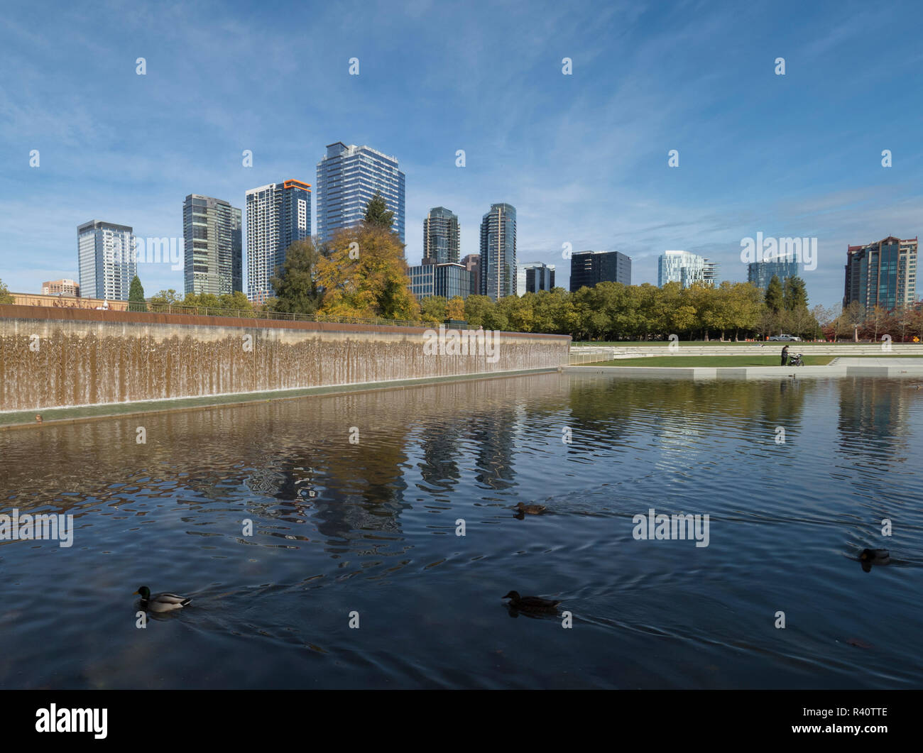 USA, Washington State, Bellevue. Downtown Park und Skyline. Stockfoto