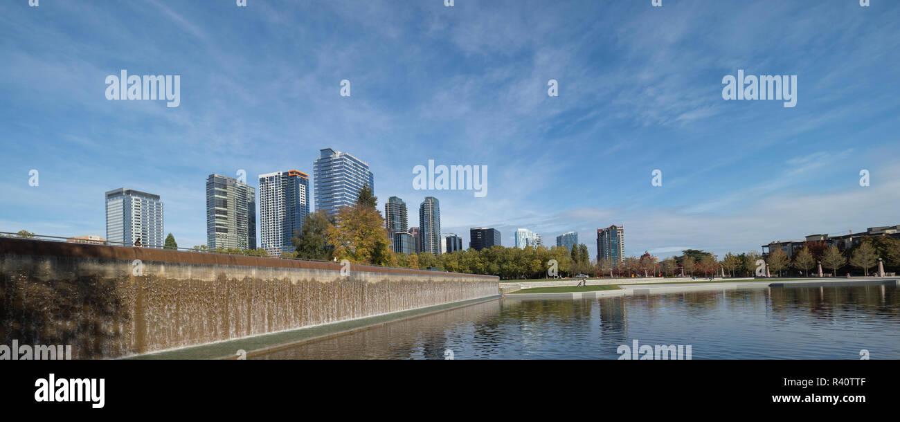 USA, Washington State, Bellevue. Downtown Park und Skyline. Stockfoto