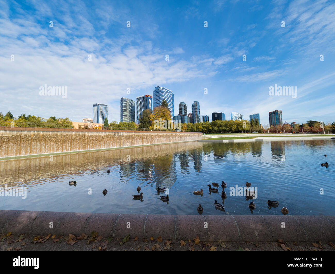 USA, Washington State, Bellevue. Downtown Park und Skyline. Stockfoto