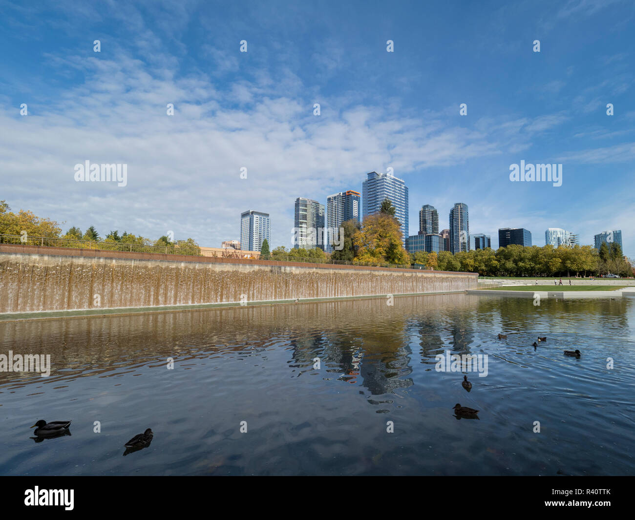 USA, Washington State, Bellevue. Downtown Park und Skyline. Stockfoto