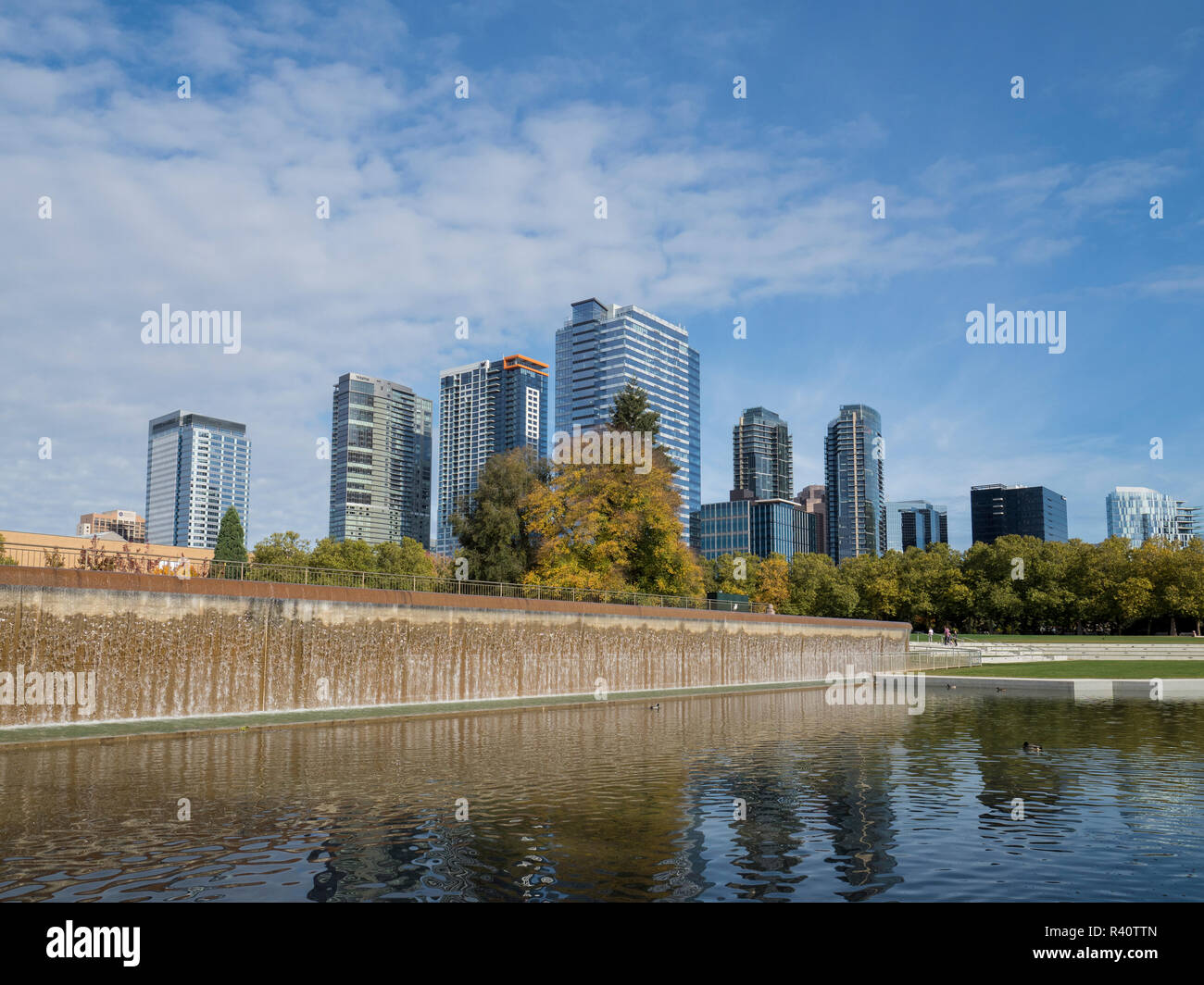 USA, Washington State, Bellevue. Downtown Park und Skyline. Stockfoto
