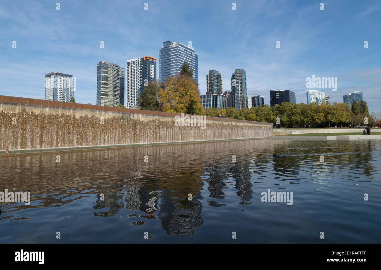 USA, Washington State, Bellevue. Downtown Park und Skyline. Stockfoto