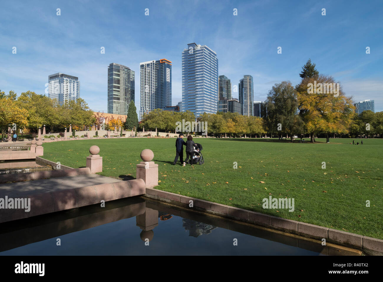 USA, Washington State, Bellevue. Downtown Park und Skyline. (Redaktionelle nur verwenden) Stockfoto