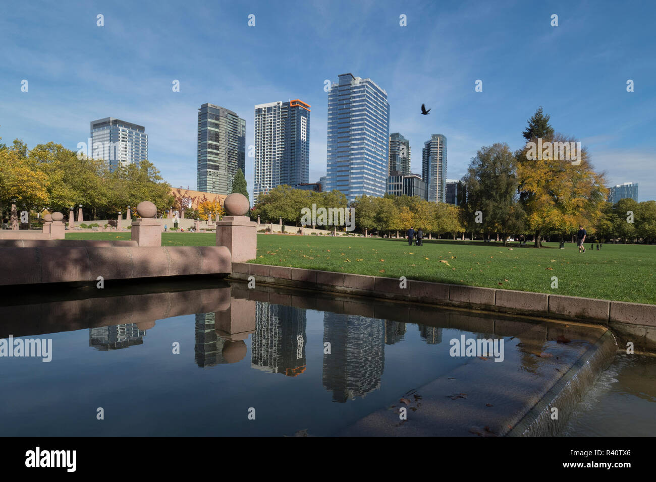 USA, Washington State, Bellevue. Downtown Park und Skyline. Stockfoto