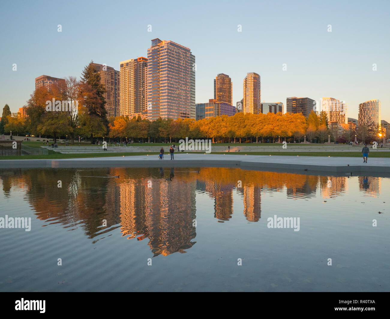 USA, Washington State, Bellevue. Downtown Park und Skyline. Stockfoto