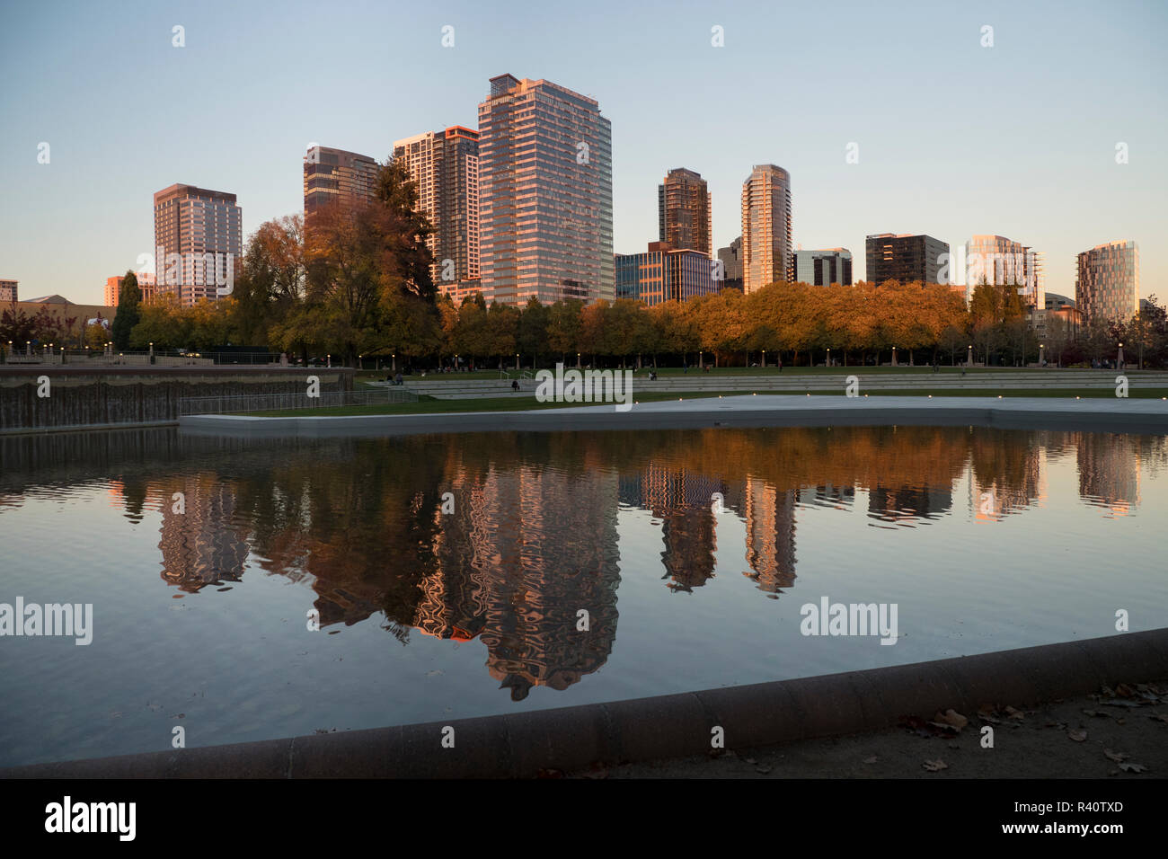 USA, Washington State, Bellevue. Downtown Park und Skyline. Stockfoto