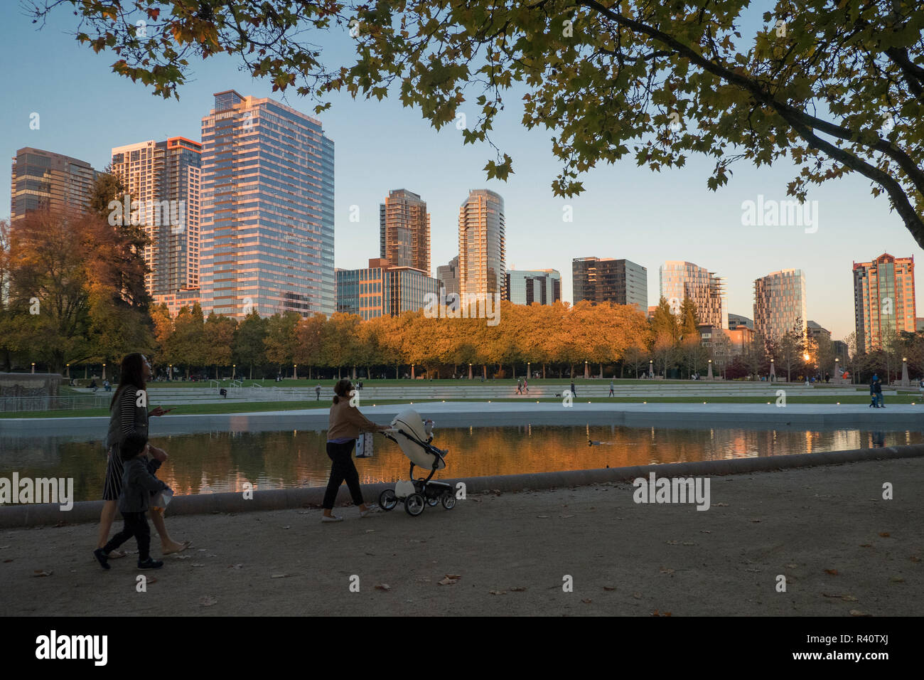 USA, Washington State, Bellevue. Downtown Park und Skyline. Stockfoto