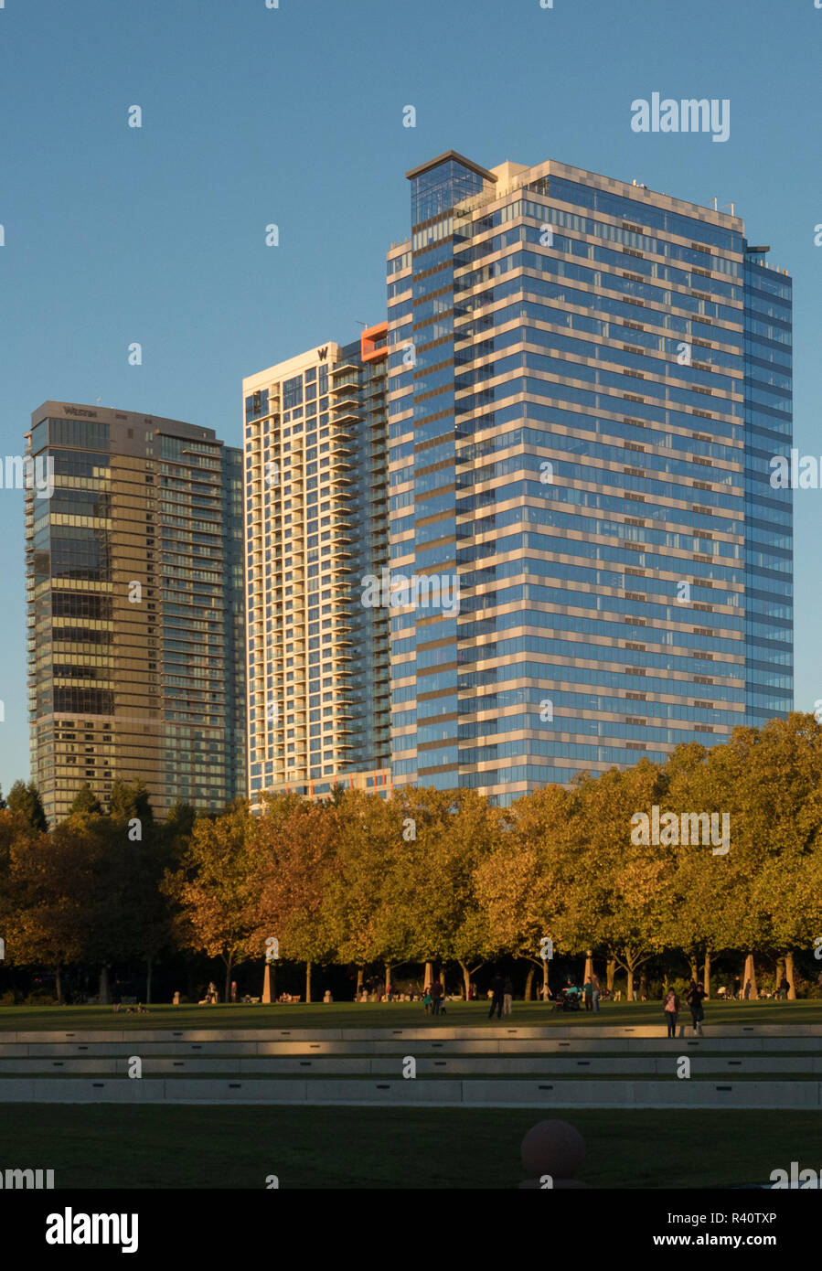 USA, Washington State, Bellevue. Downtown Park und Skyline. Stockfoto