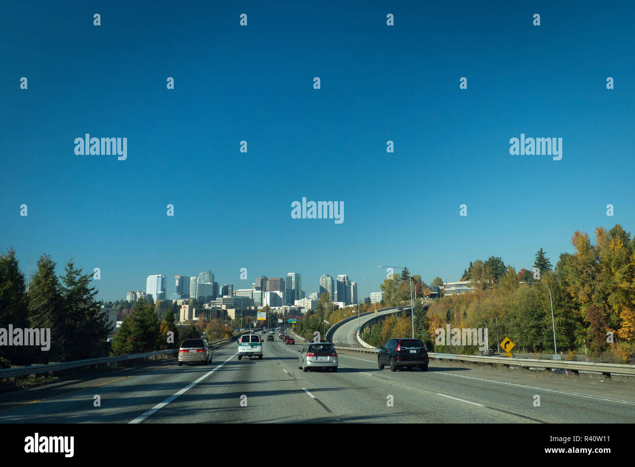 USA, Washington State, Bellevue. Autos auf der I-405 in Richtung Norden in die Innenstadt von Bellevue. Stockfoto
