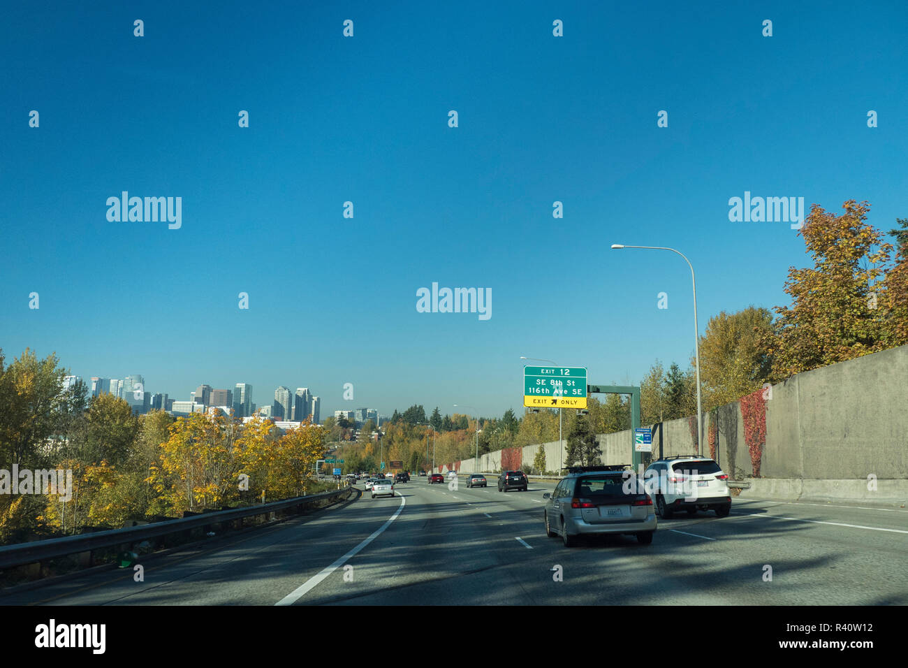 USA, Washington State, Bellevue. Autos auf der I-405 in Richtung Norden in die Innenstadt von Bellevue. Stockfoto