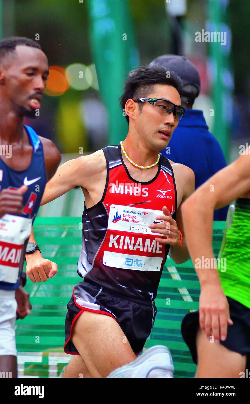 Chicago, Illinois, USA. Ryo Kiname innerhalb eines Clusters von Elite Läufer verhandeln über eine Umdrehung während des Chicago Marathon 2018. Stockfoto
