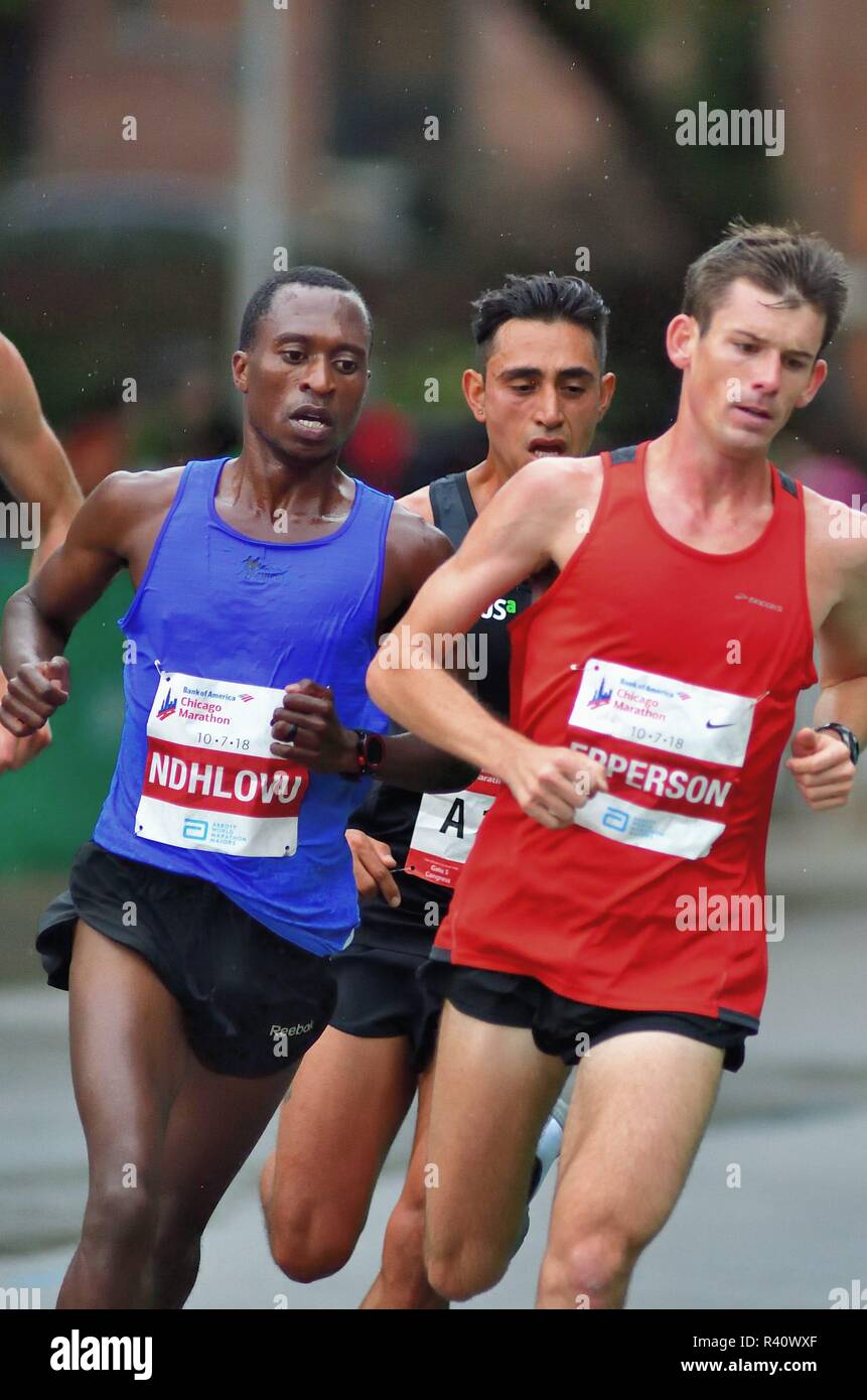 Chicago, Illinois, USA. Begnadigung Ndhlovu von Simbabwe, links, direkt an der Schulter der amerikanischen Andrew Epperson läuft das Chicago Marathon 2018. Stockfoto