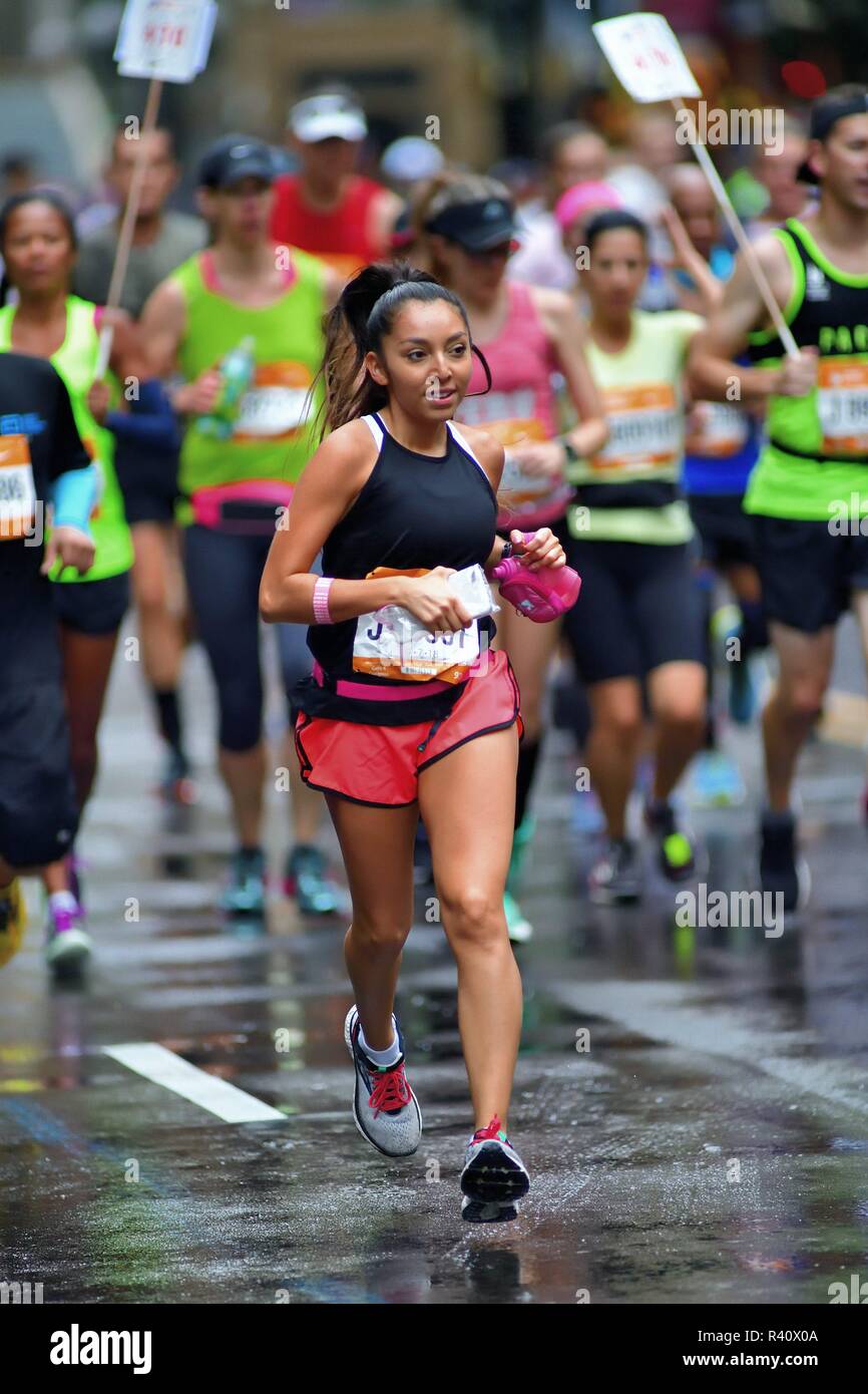 Chicago, Illinois, USA. Frau runner unter einem Meer von Wettbewerbern während der Chicago Marathon 2018. Stockfoto