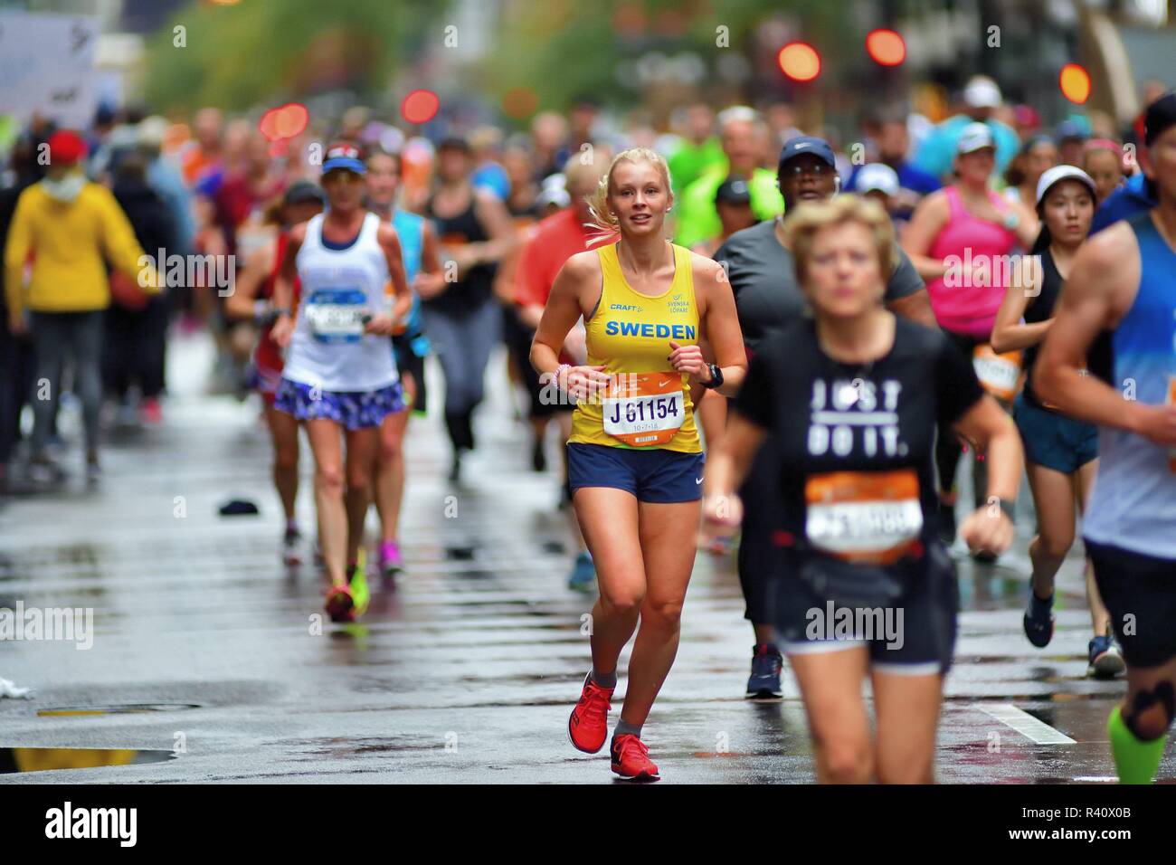 Chicago, Illinois, USA. Ein Läufer aus Schweden, Erika Kaspersson, isoliert in einem Meer von Läufern an der Chicago Marathon 2018. Stockfoto