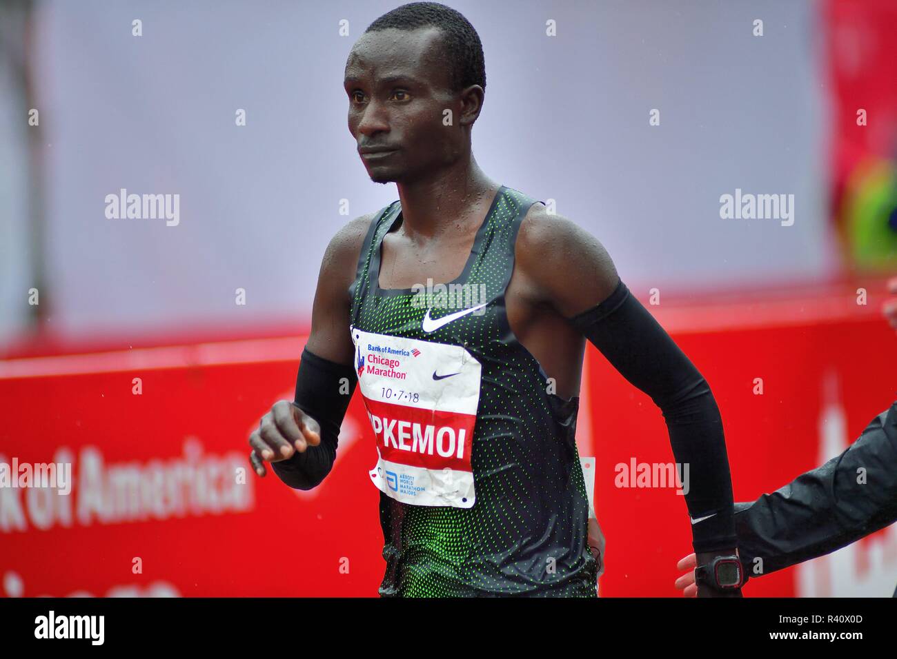 Chicago, Illinois, USA. Kenneth Kipkemoi Kenias an der Ziellinie nach seinem vierten Platz im Chicago Marathon 2018. Stockfoto