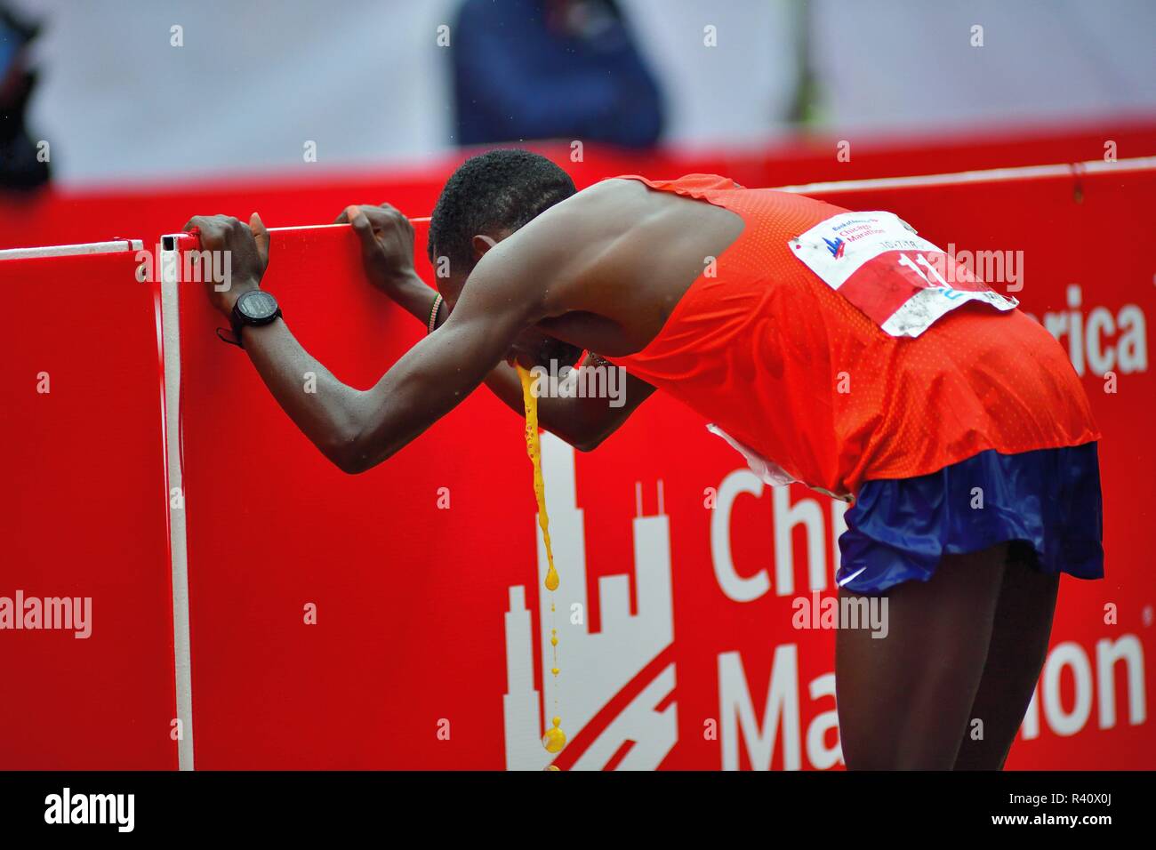 Chicago, Illinois, USA. Ein offensichtlich ermüdet und erschöpft Bedan Karoki von Kenia reagiert nach dem Überqueren der Ziellinie am Chicago Marathon 2018. Stockfoto