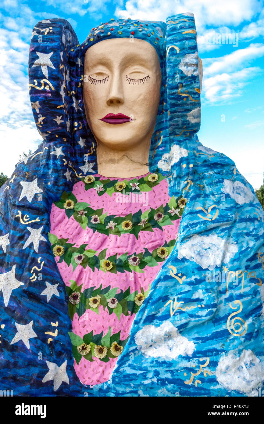 Verträumte Dame von Elche Spanien farbenfrohe Statue in der Nähe des Flughafens Alicante-Elche Stockfoto