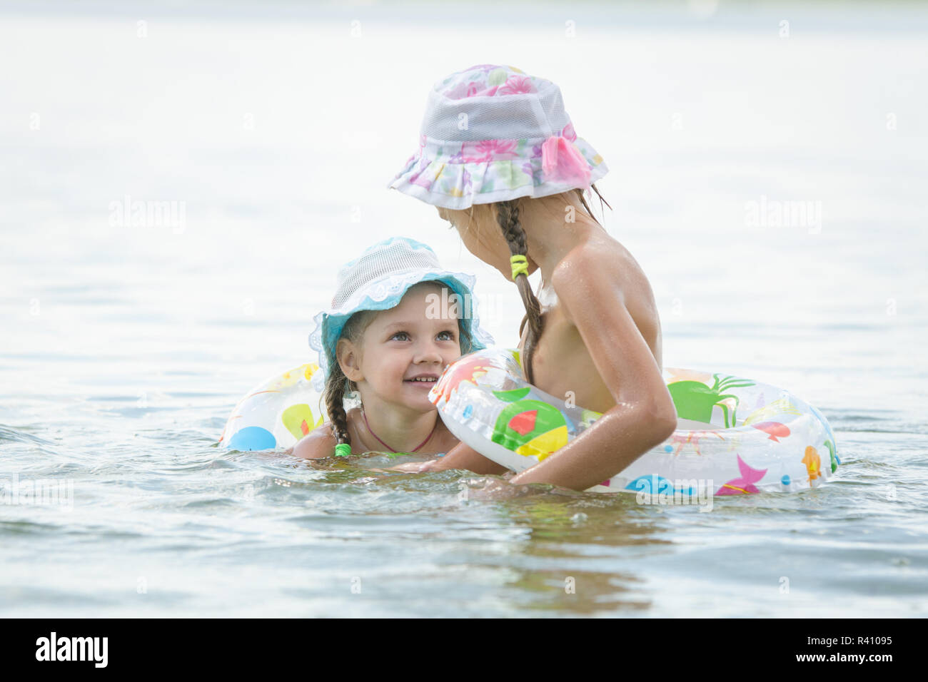Zwei Mädchen sind im Fluss schwimmen. Stockfoto