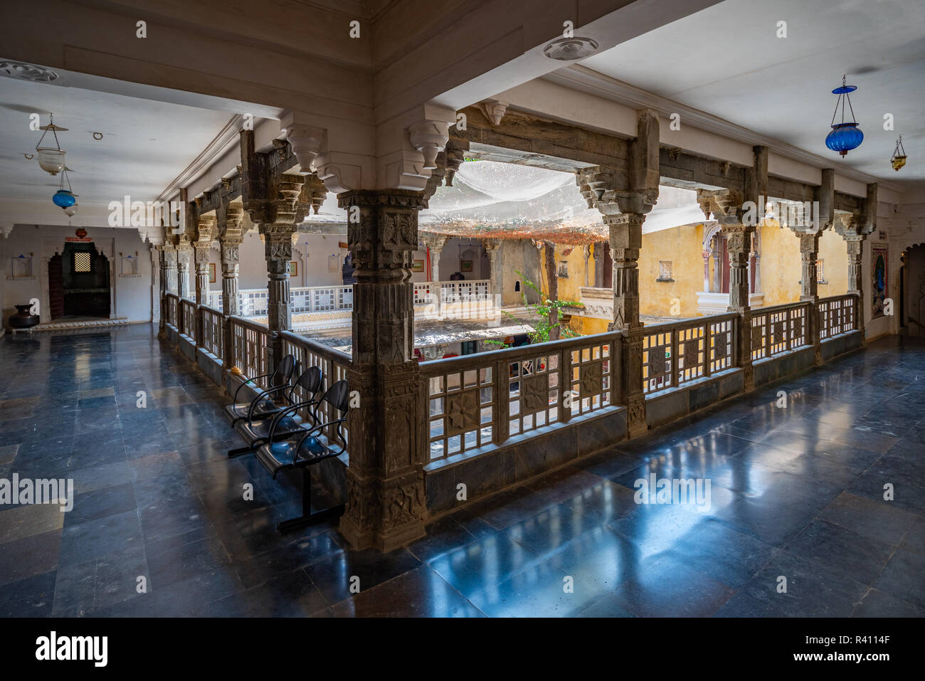 Blick auf eine reich verzierte Rajasthani Schlosshof in Bagore-ki-Haveli, Udaipur, Indien Stockfoto