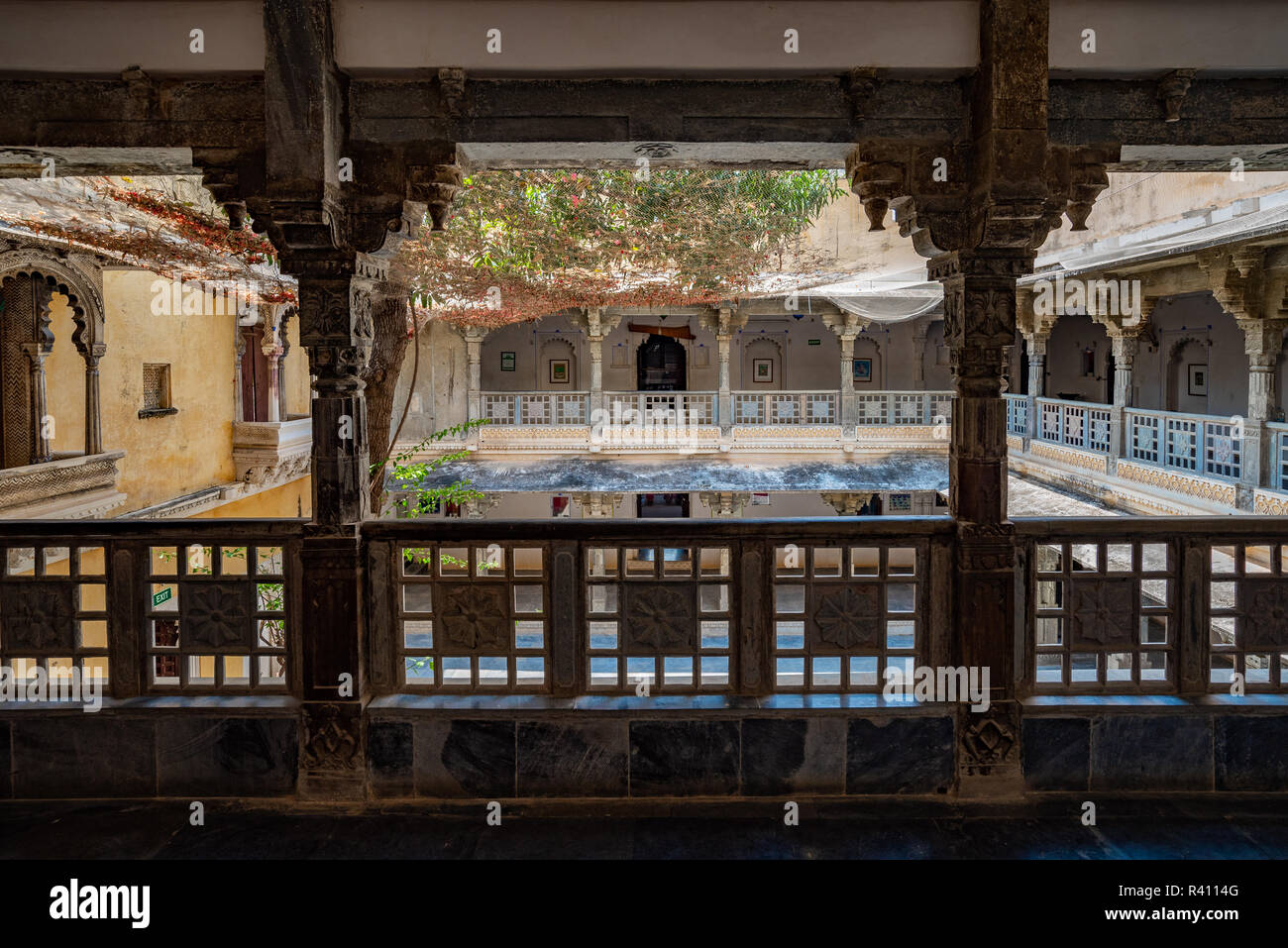 Blick auf eine reich verzierte Rajasthani Schlosshof in Bagore-ki-Haveli, Udaipur, Indien Stockfoto