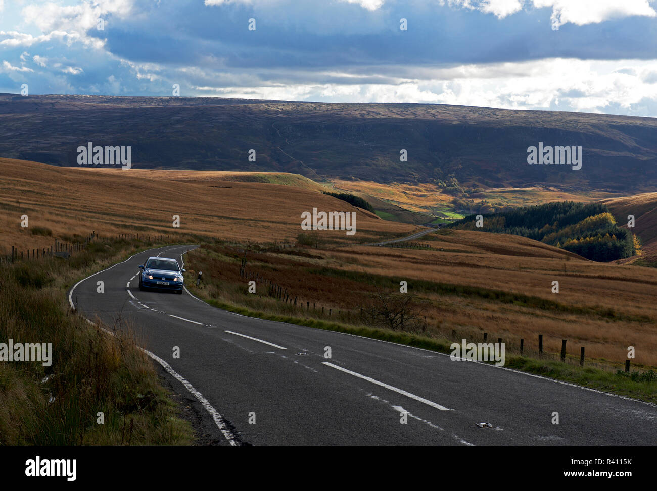 Auto auf der Straße, Holme Moos, West Yorkshire, England, Großbritannien Stockfoto