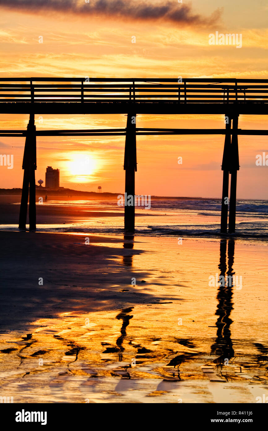 USA, North Carolina, Sunset Beach. Pier in der Morgendämmerung. Kredit als: Dennis Flaherty/Jaynes Galerie/DanitaDelimont. com Stockfoto