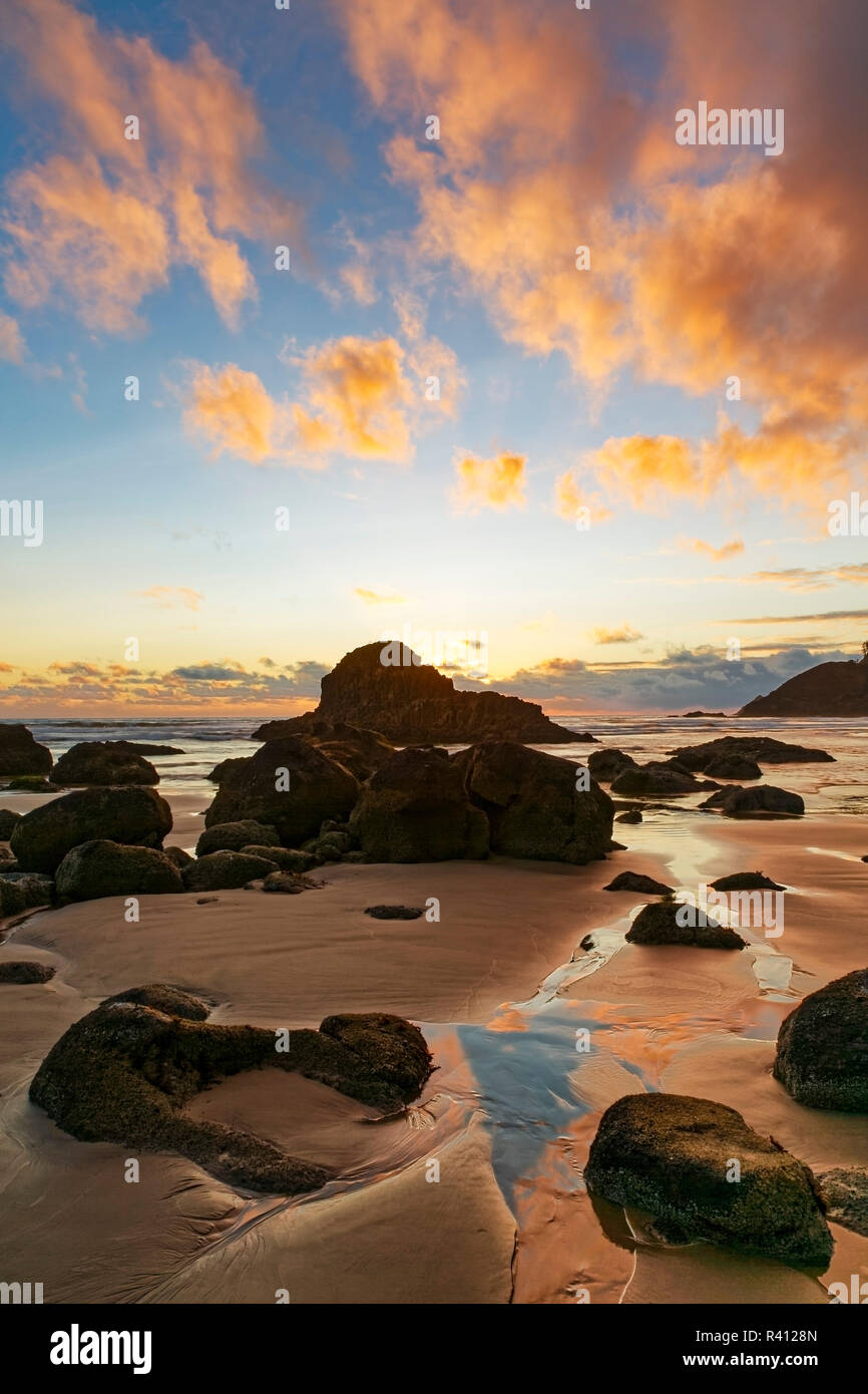 Strand und Meer Stapel bei Sonnenuntergang, Indischen Strand, Ecola State Park, Illinois Stockfoto