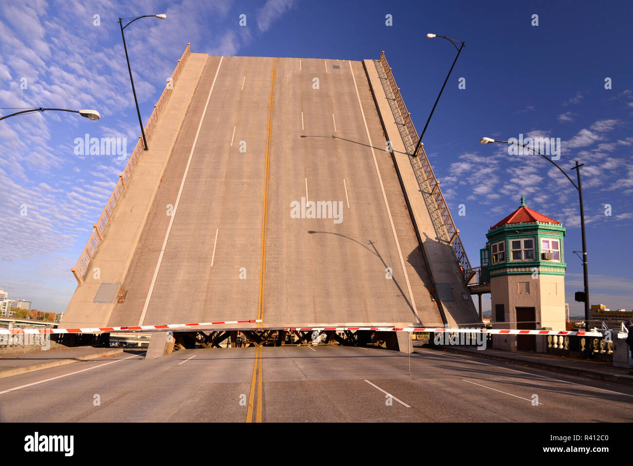 USA, Oregon, Portland. Burnside Bridge über Willamette River. Kredit als: Steve Terrill/Jaynes Galerie/DanitaDelimont.com Stockfoto