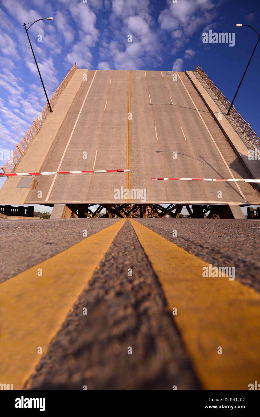 USA, Oregon, Portland. Burnside Bridge über Willamette River. Kredit als: Steve Terrill/Jaynes Galerie/DanitaDelimont.com Stockfoto