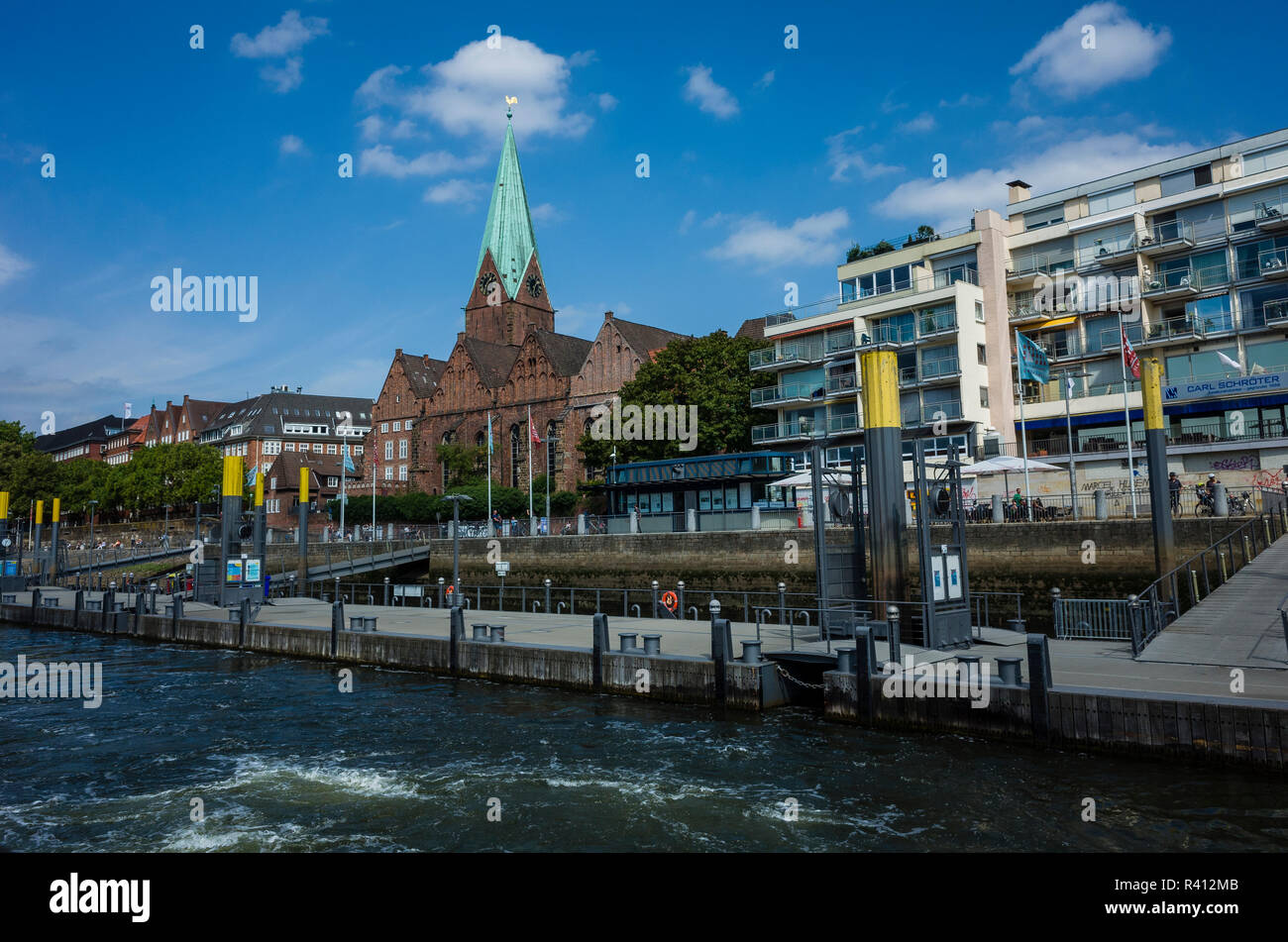 Weser Induktionskopfhörern, Bremen. Deutschland. Deutschland. Eine Ansicht von einer Führung durch die Weser. Es ist ein sonniger Nachmittag mit schönen blauen Himmel und sehr kleine Wolke. Stockfoto