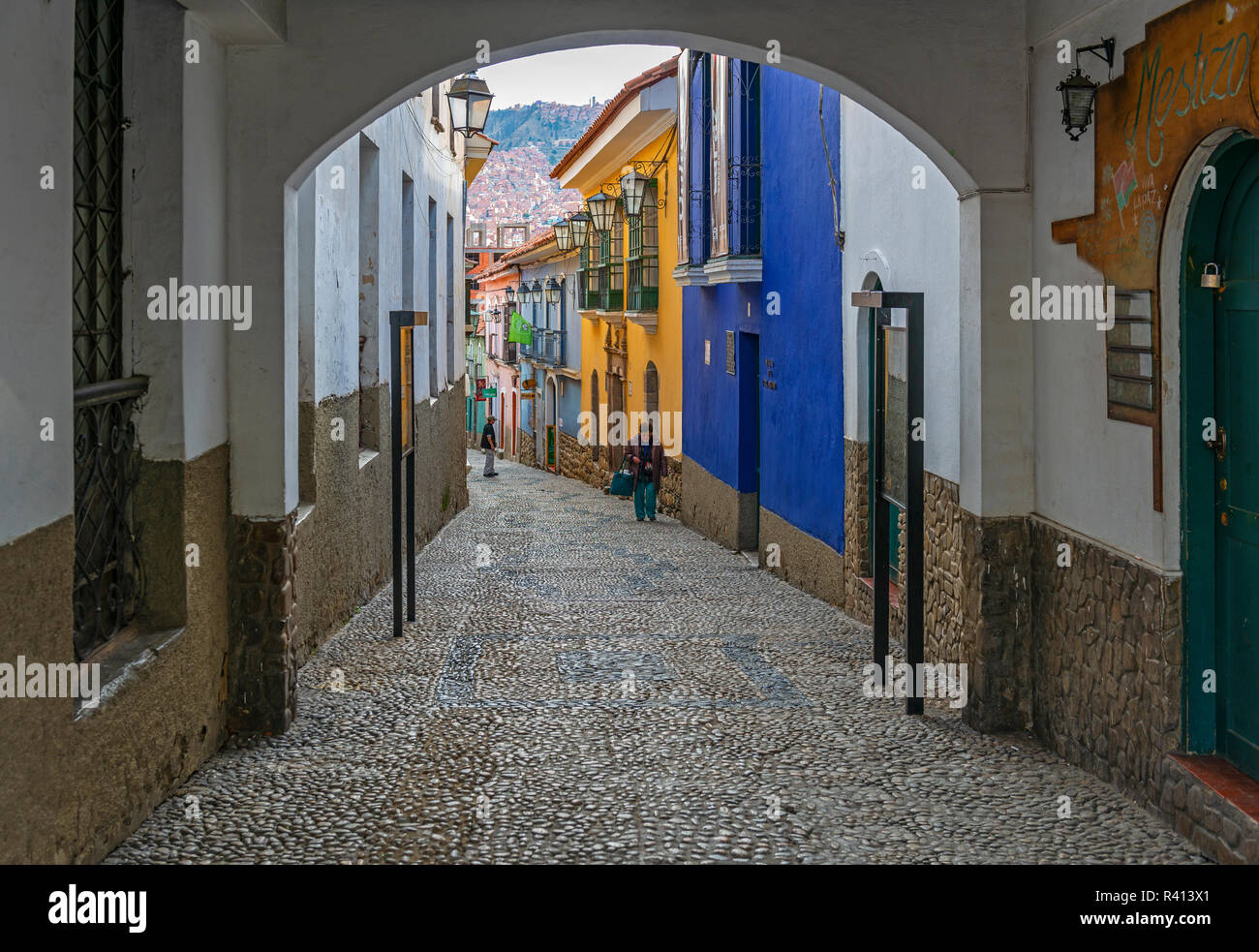 Menschen zu Fuß durch die coloorful Jaen Straße mit einem spanischen Kolonialstil Architektur im historischen Zentrum von La Paz, Bolivien. Stockfoto