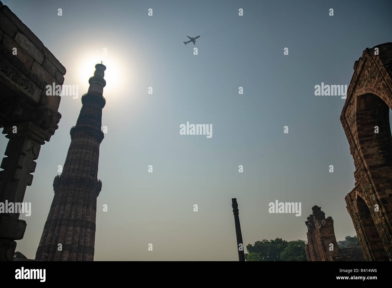 Fliegende Flugzeuge, über, Qutab Minar, Ruinen, der Architektur, der Slave Dynastie, South New Delhi, Mittelalter, National Capital Region, Indien. Stockfoto