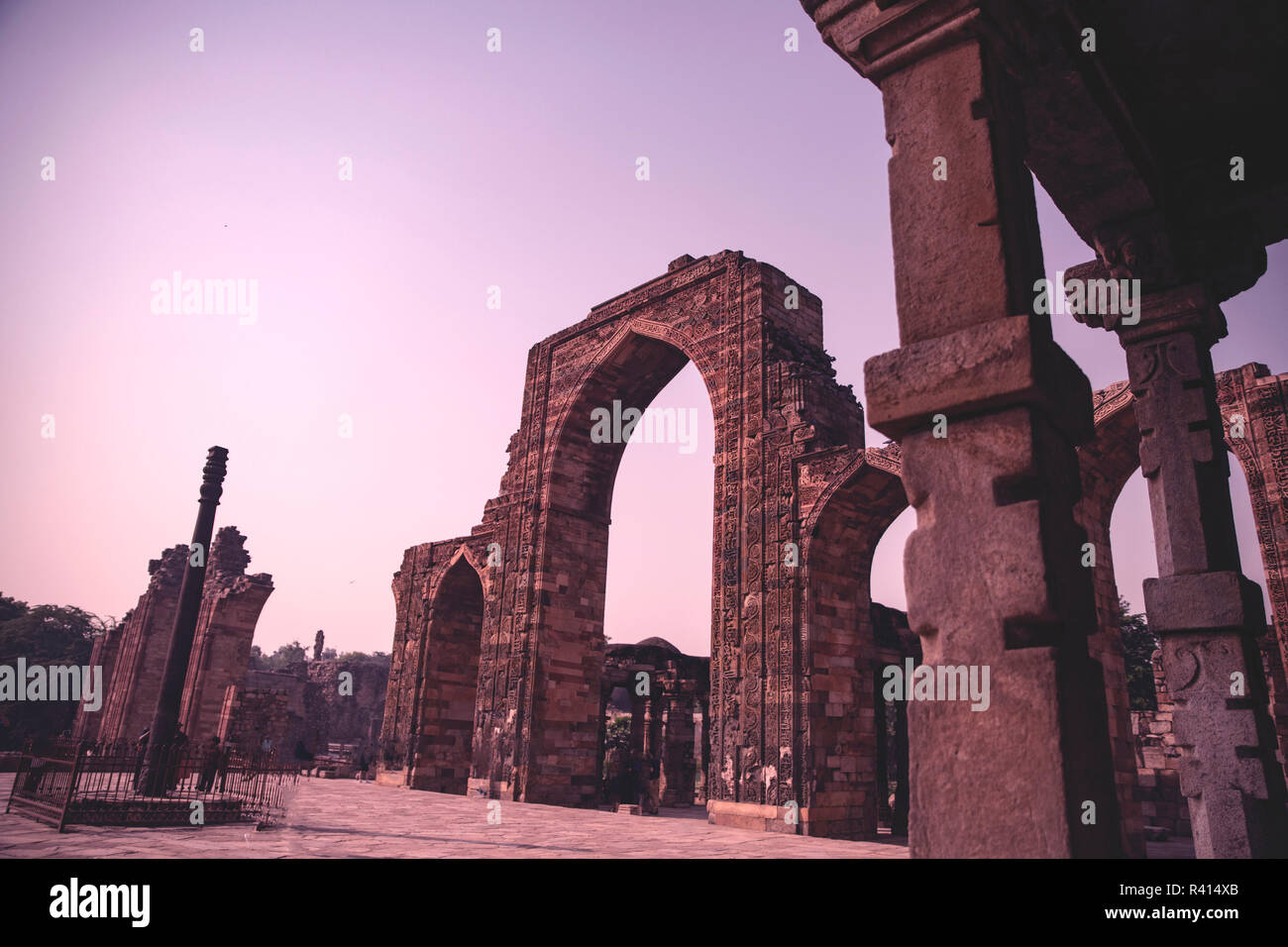 Rostfrei, eisernen Säule, Slave Dynastie, Arche, Arabische Kalligraphie, ruiniert, Hindu, Tempel, Säulen, Qutab Minar compound, South New Delhi, N.C.R. Indien. Stockfoto