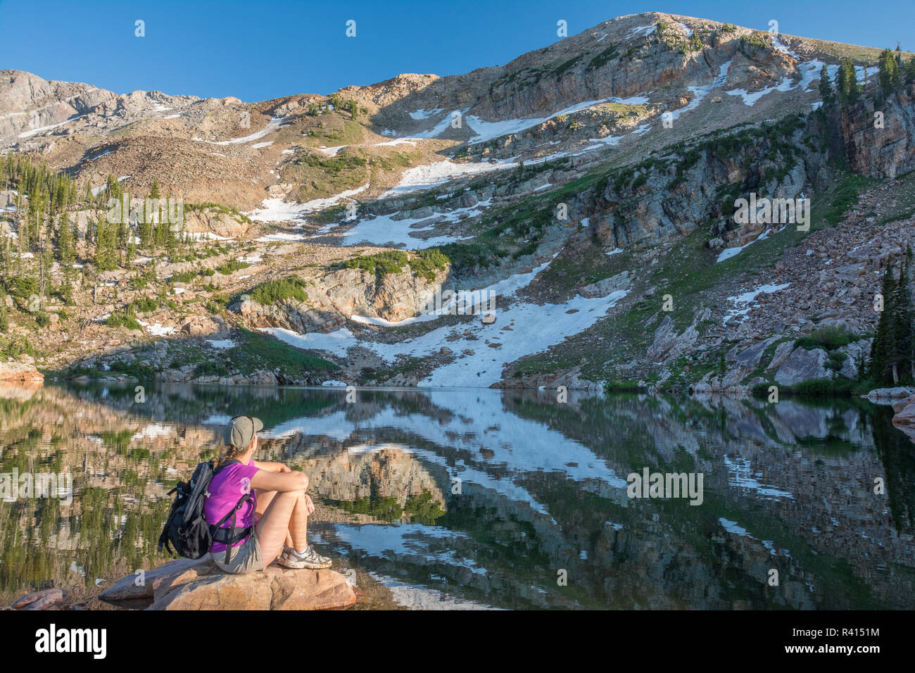 Frau Wanderer genießen Cecret See, Wasatch Berge, Utah (MR) Stockfoto