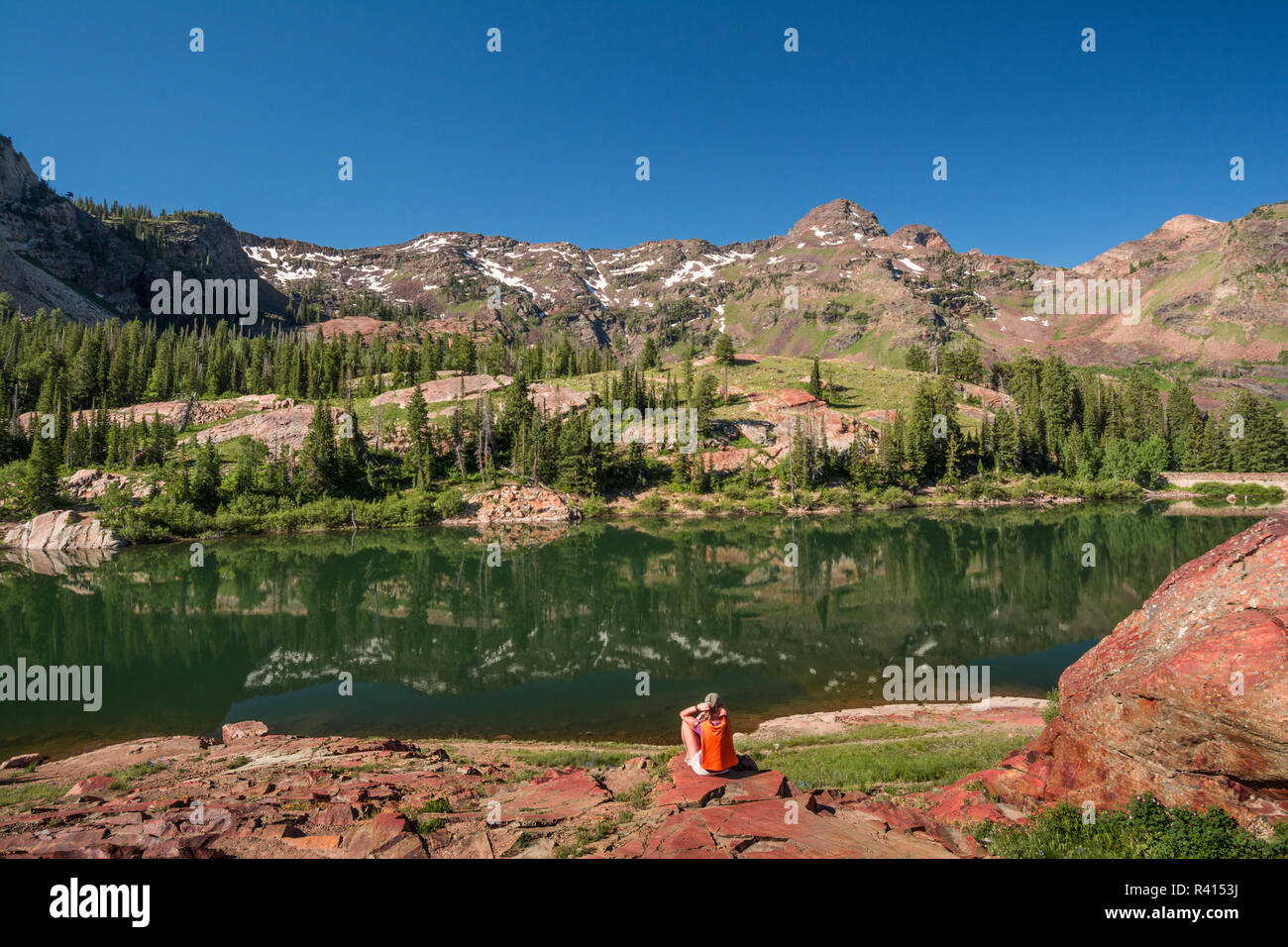 Frau Wanderer geniessen See, Twin Peaks Wilderness, Wasatch Berge, Utah Stockfoto