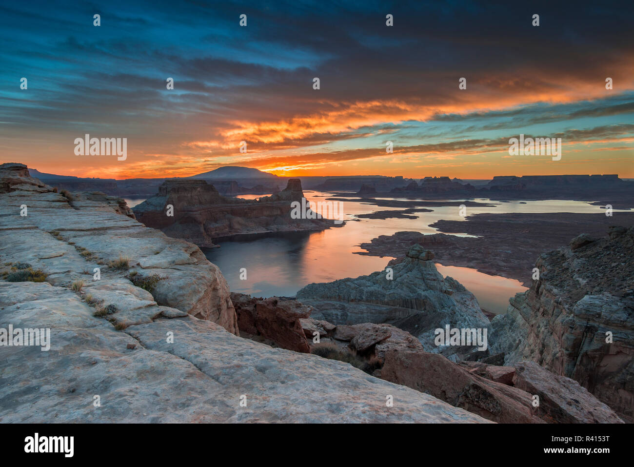 Sonnenaufgang über Padre Bay am Lake Powell, Utah. Stockfoto