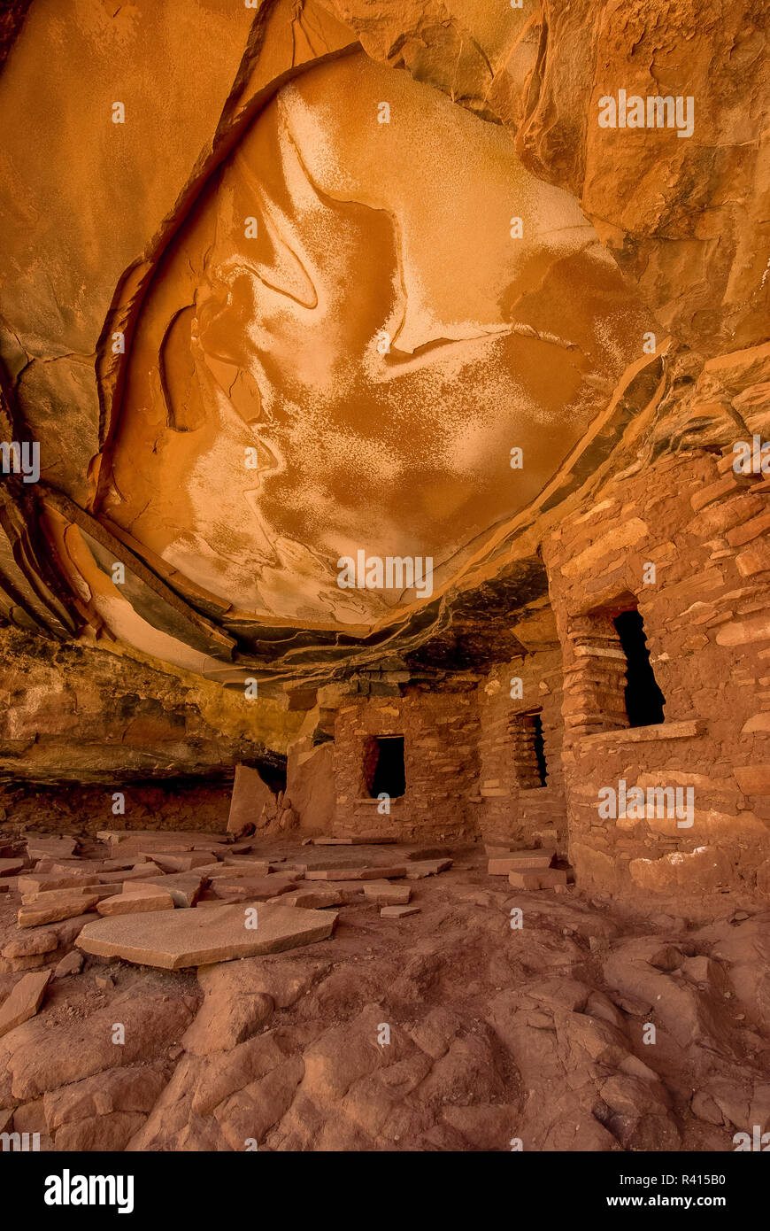 USA, Utah. Gefallenen Dach Ruine, Cedar Mesa, Bären Ohren National Monument Stockfoto