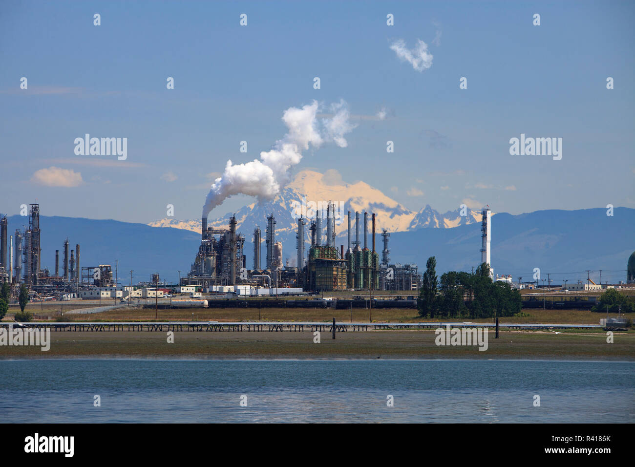 Shell Puget Sound Ölraffinerie mit Mt. Baker hinter, in der Nähe von Anacortes, Washington State, USA Stockfoto