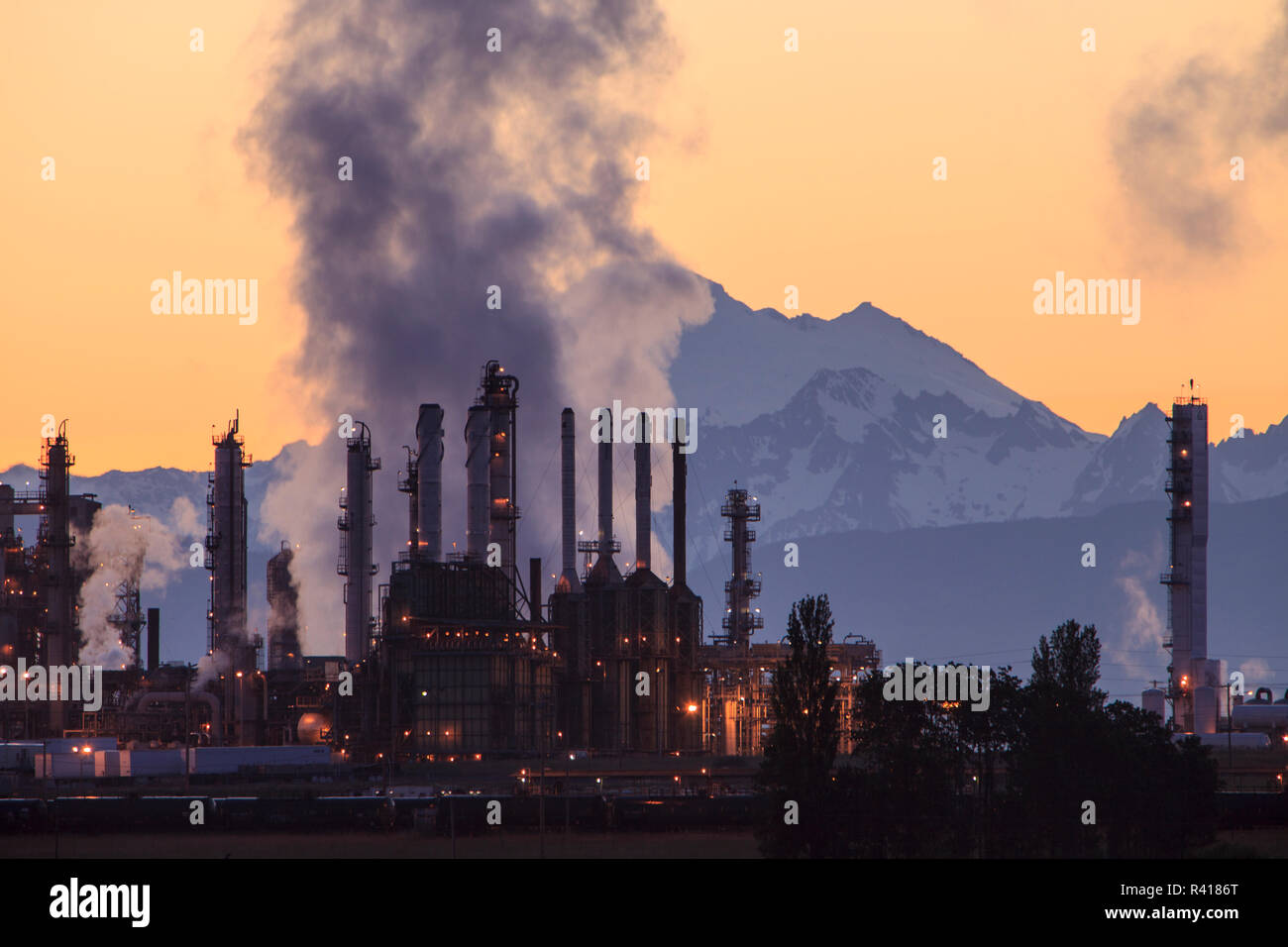 Shell Puget Sound Ölraffinerie mit Mt. Baker hinter, in der Nähe von Anacortes, Washington State, USA Stockfoto