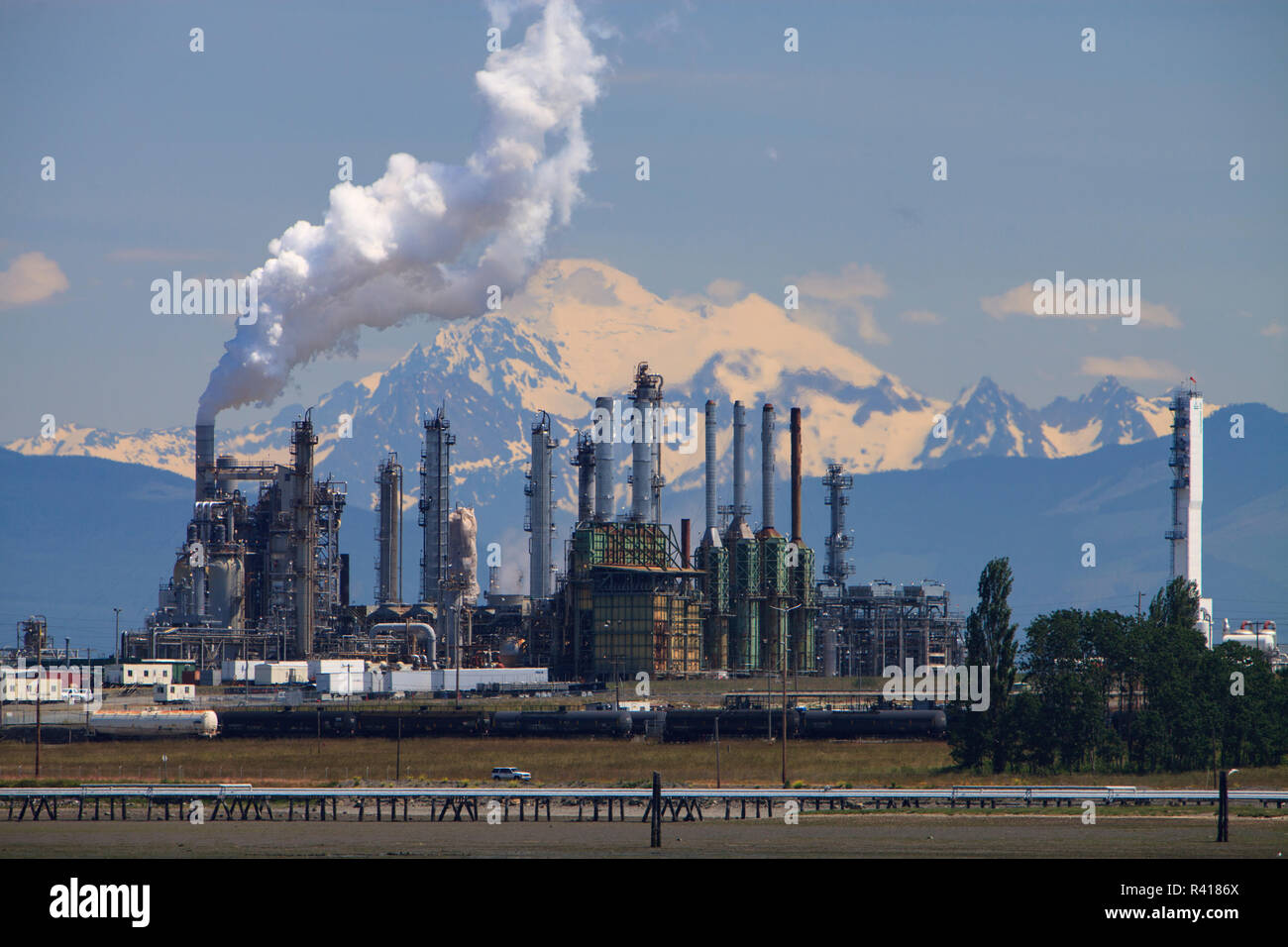 Shell Puget Sound Ölraffinerie mit Mt. Baker hinter, in der Nähe von Anacortes, Washington State, USA Stockfoto