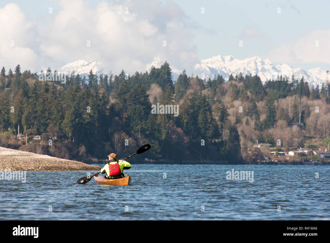 USA, Staat Washington, Puget Sound. Mann Paddel Holz- und Kajak auf ruhigem  Wasser. Olympischen Berge. (MR Stockfotografie - Alamy