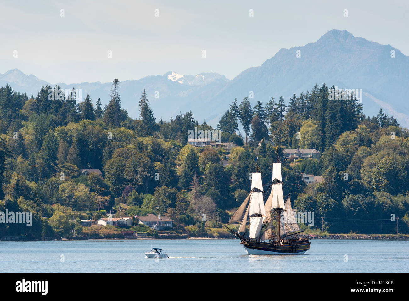 USA, Washington State. Tall Ship in Port Orchard verengt. Kitsap Halbinsel und Olympic Mountains. Kleine ski Boot Kontrast Stockfoto