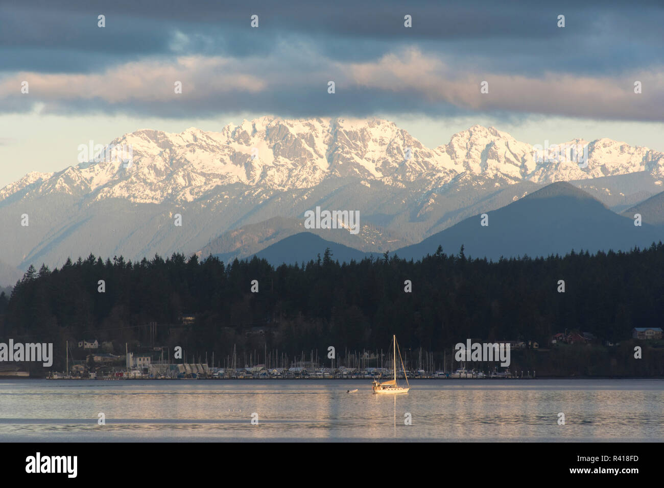 USA, Staat Washington, Puget Sound. Morgen Licht auf Segelboot in Port Orchard verengt. Verschneite Olympischen Berge jenseits Kitsap Halbinsel Stockfoto