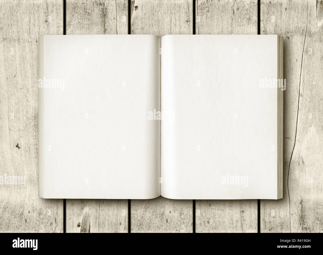 Offenes Buch auf einem weißen Holz Tisch Stockfoto