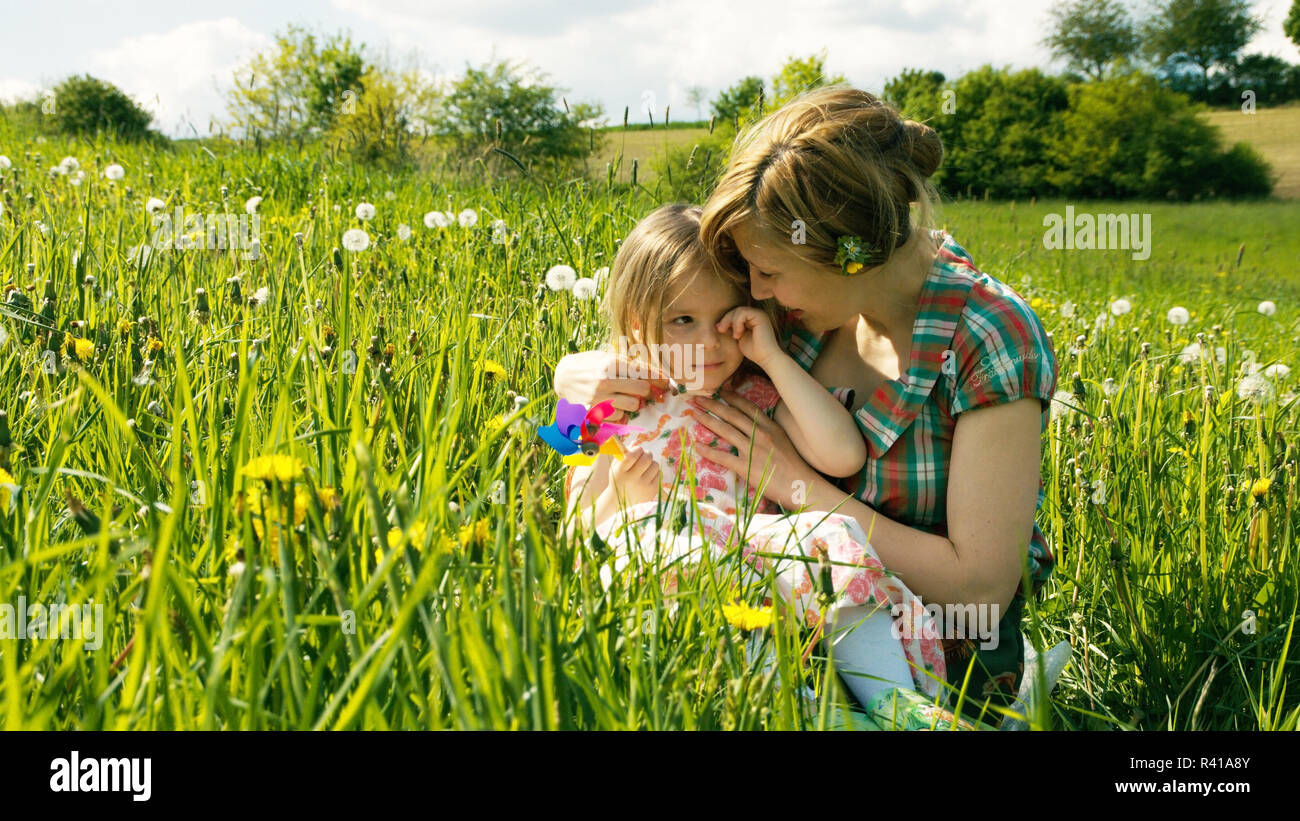 Die Mutter Konsolen ihre Tochter auf einer frühlingswiese - Teil 3 Stockfoto