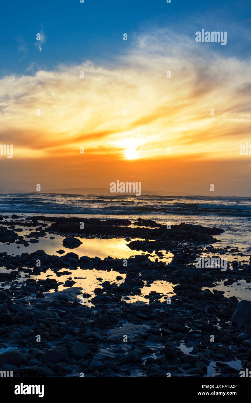 Gelbe Reflexionen an der felsigen Beal Strand Stockfoto