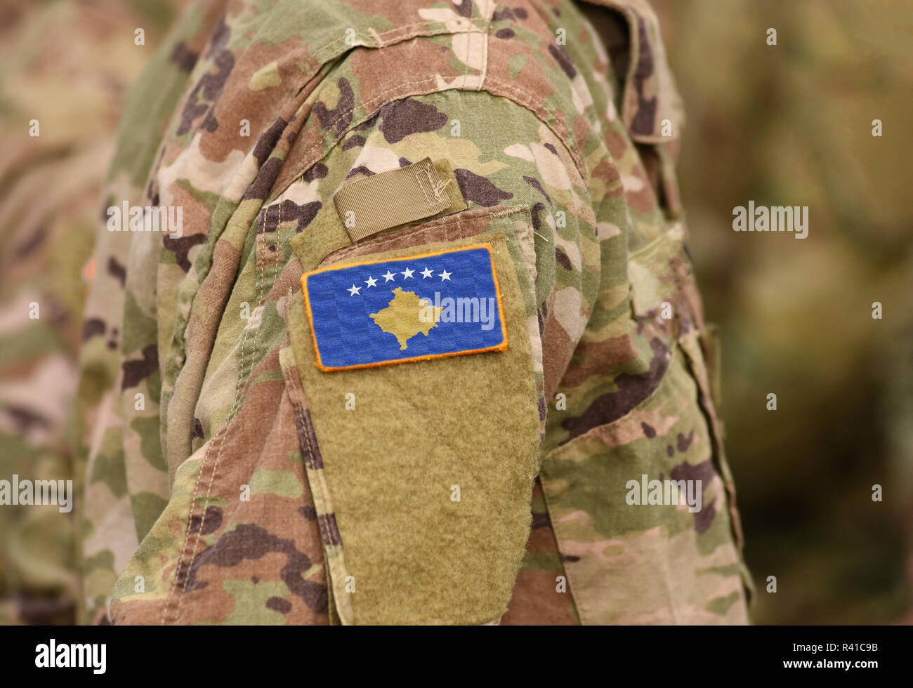 Kosovo Flagge auf Soldaten arm (Collage). Stockfoto